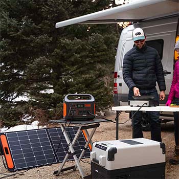 A cooker being powered by a jackery explorer 1000 while charging on a solar panel